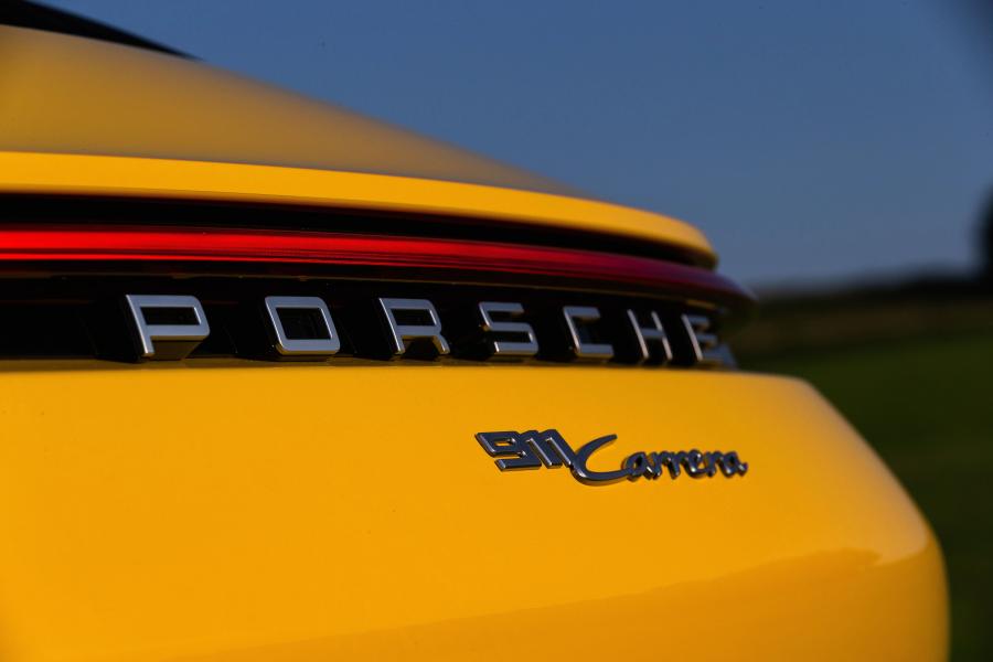 Логотип Porsche 911 Carrera (992) 2019 года  (WW) (фото 121 из 148)